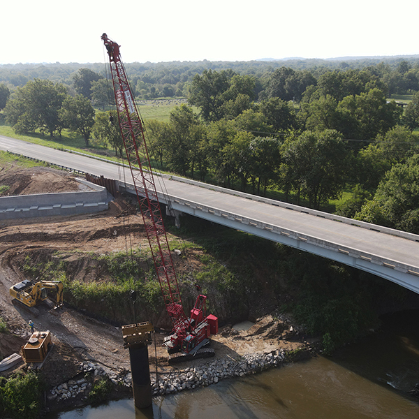Manitowoc_Crawler_Crane_Bridge_work